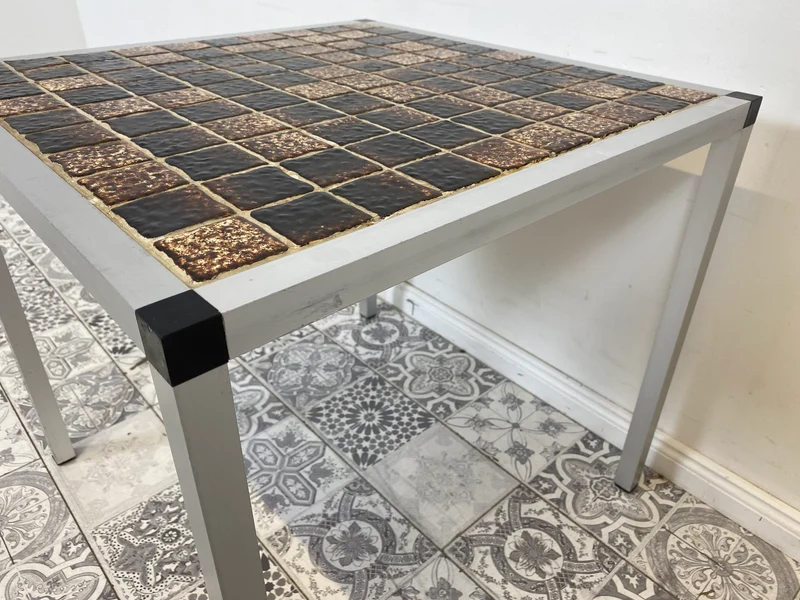 WMK Schicker Space Age Couchtisch aus gebürstetem Stahl und kunstvollen Fliesen
