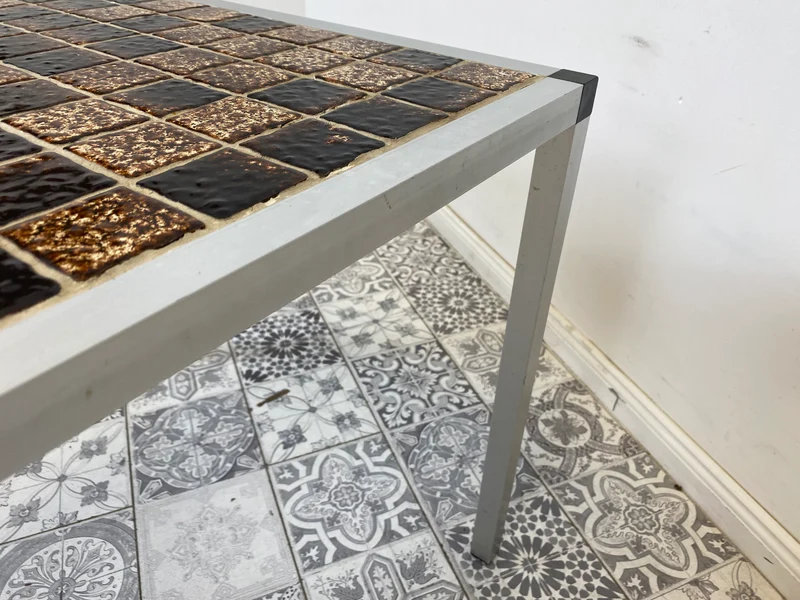 WMK Schicker Space Age Couchtisch aus gebürstetem Stahl und kunstvollen Fliesen
