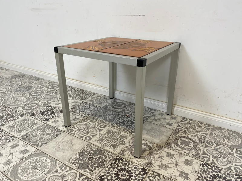 WMK Schicker Space Age Beisteltisch aus gebürstetem Stahl und kunstvollen Fliesen