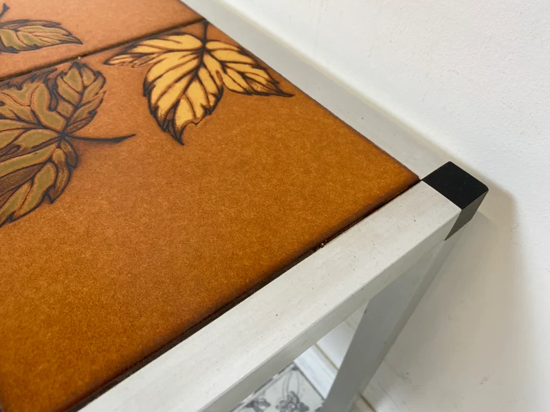 WMK Schicker Space Age Beisteltisch aus gebürstetem Stahl und kunstvollen Fliesen