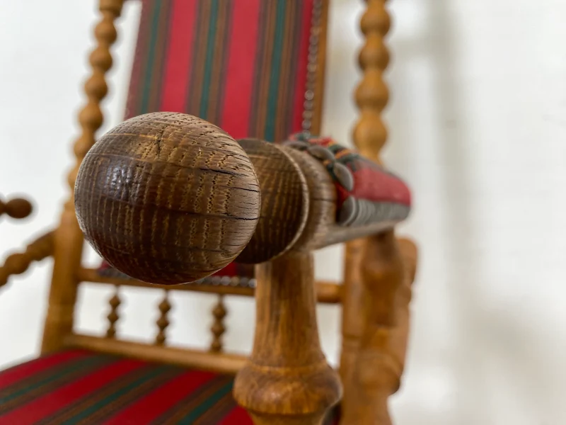 WMK Wunderschöner und sehr gut erhaltener dänischer Schaukelstuhl aus gedrechseltem Vollholz Rahmen mit bodenschonender Federwippung