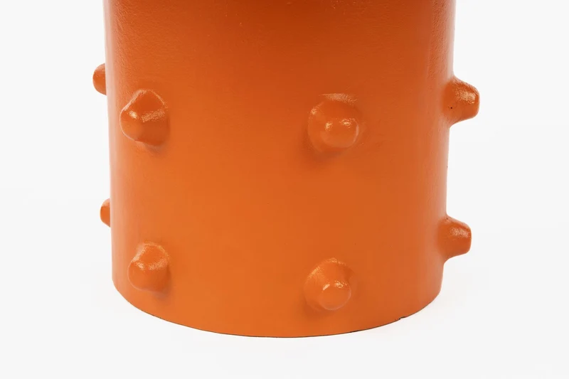 Bold Monkey Couchtisch Pinch Me – Orange, Aluminium, 59 × 59 × 34 cm