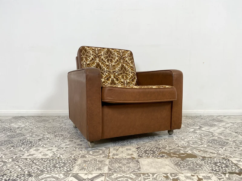 WMK 1/2 Kultiger & bequemer Retro Sessel , bezogen mit floralem Stoff & Kunstleder und auf hübschen Rollen