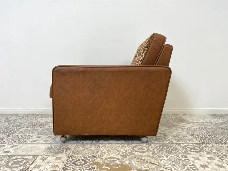 WMK 1/2 Kultiger & bequemer Retro Sessel , bezogen mit floralem Stoff & Kunstleder und auf hübschen Rollen