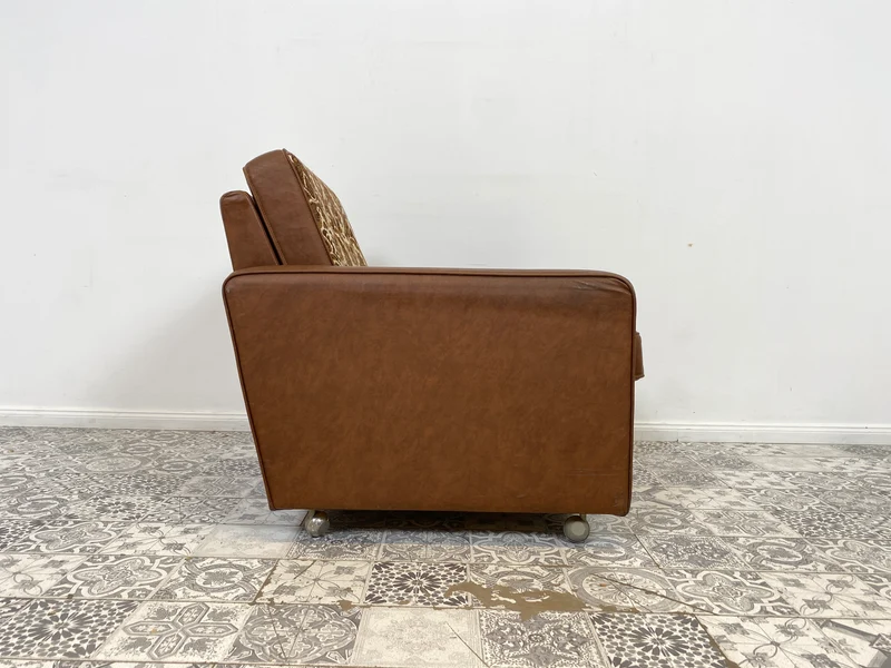 WMK 1/2 Kultiger & bequemer Retro Sessel , bezogen mit floralem Stoff & Kunstleder und auf hübschen Rollen