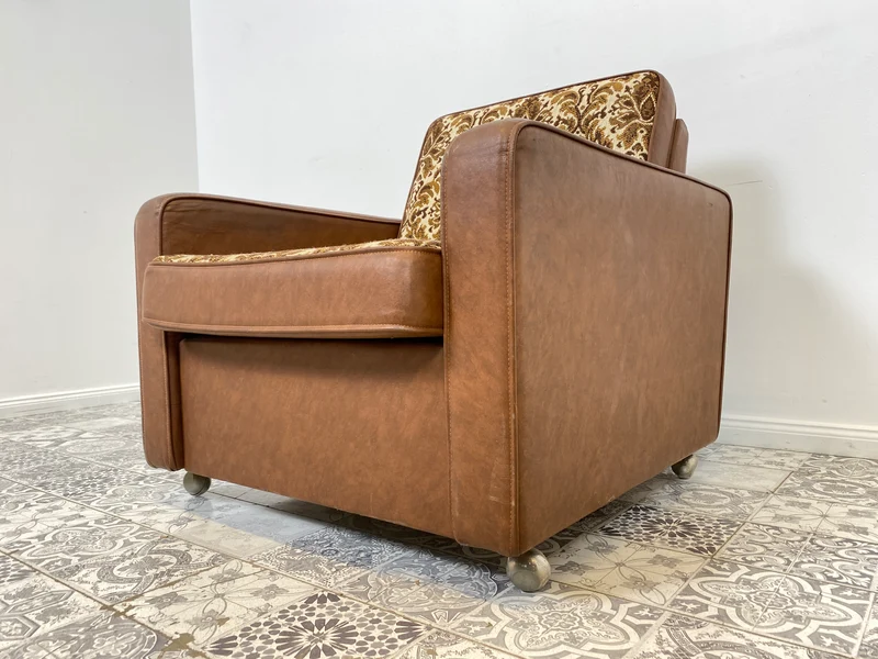WMK 1/2 Kultiger & bequemer Retro Sessel , bezogen mit floralem Stoff & Kunstleder und auf hübschen Rollen