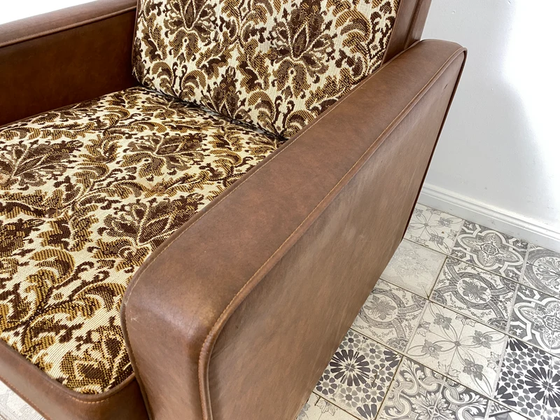 WMK 1/2 Kultiger & bequemer Retro Sessel , bezogen mit floralem Stoff & Kunstleder und auf hübschen Rollen