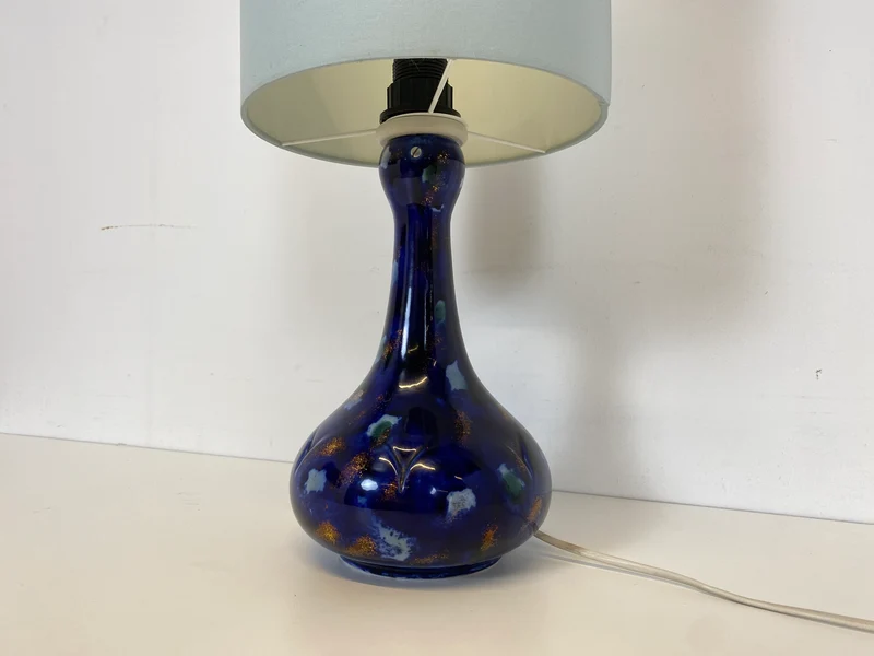 WMK # Wunderschöne und sehr gut erhaltene Vintage Tischlampe von Wallendorf 1764 mit blauem Kobalt Porzellan Lampenfuß und späterem Lampenschirm