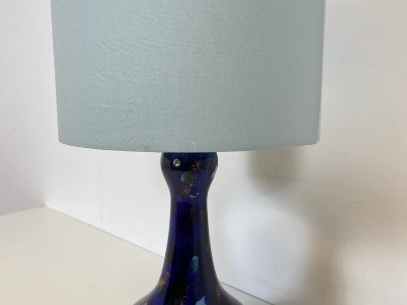 WMK # Wunderschöne und sehr gut erhaltene Vintage Tischlampe von Wallendorf 1764 mit blauem Kobalt Porzellan Lampenfuß und späterem Lampenschirm