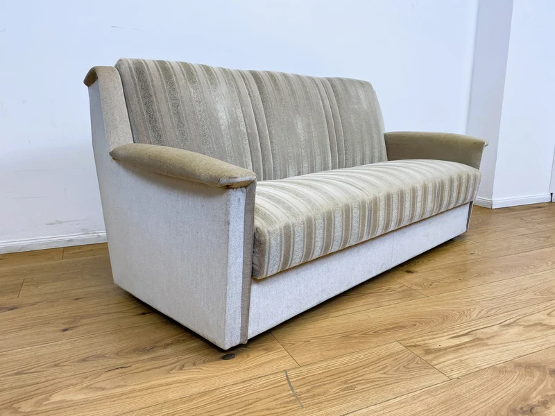 WMK # Gemütliches und gut erhaltenes 70er Jahre Sofa mit Schlaffunktion, Bettwäschefach, bequemen Federkern und grau beigem Originalbezug