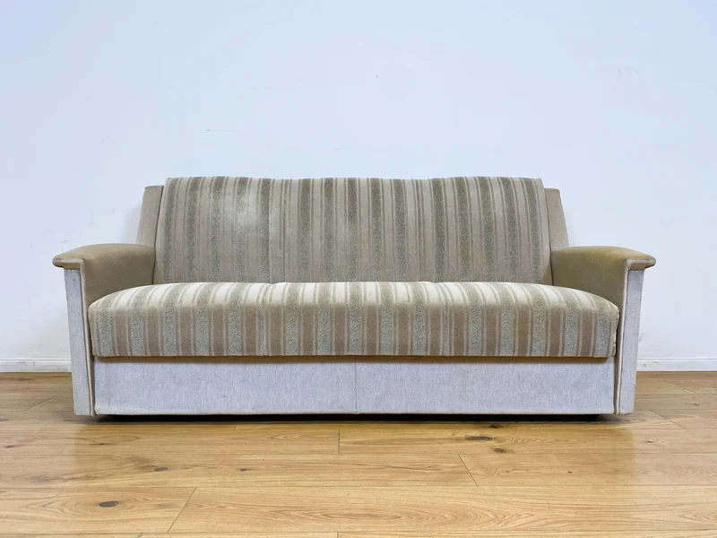 WMK # Gemütliches und gut erhaltenes 70er Jahre Sofa mit Schlaffunktion, Bettwäschefach, bequemen Federkern und grau beigem Originalbezug