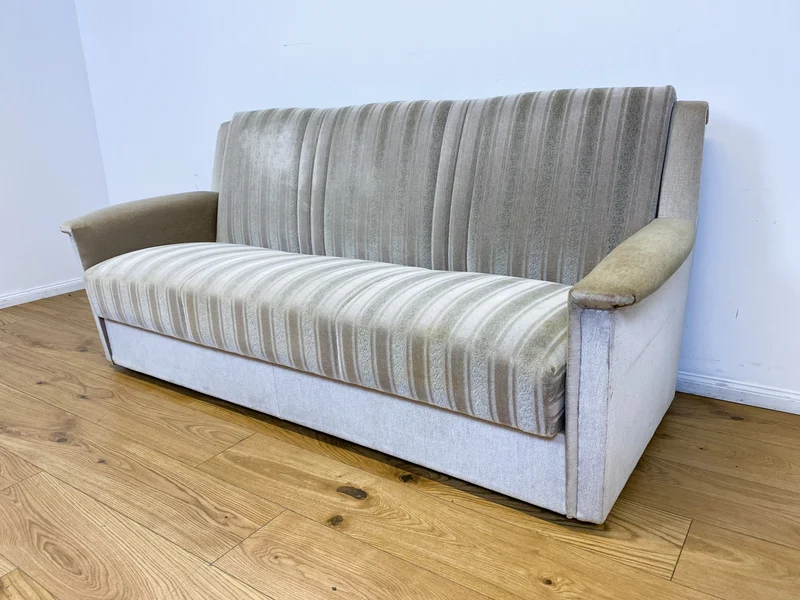 WMK # Gemütliches und gut erhaltenes 70er Jahre Sofa mit Schlaffunktion, Bettwäschefach, bequemen Federkern und grau beigem Originalbezug