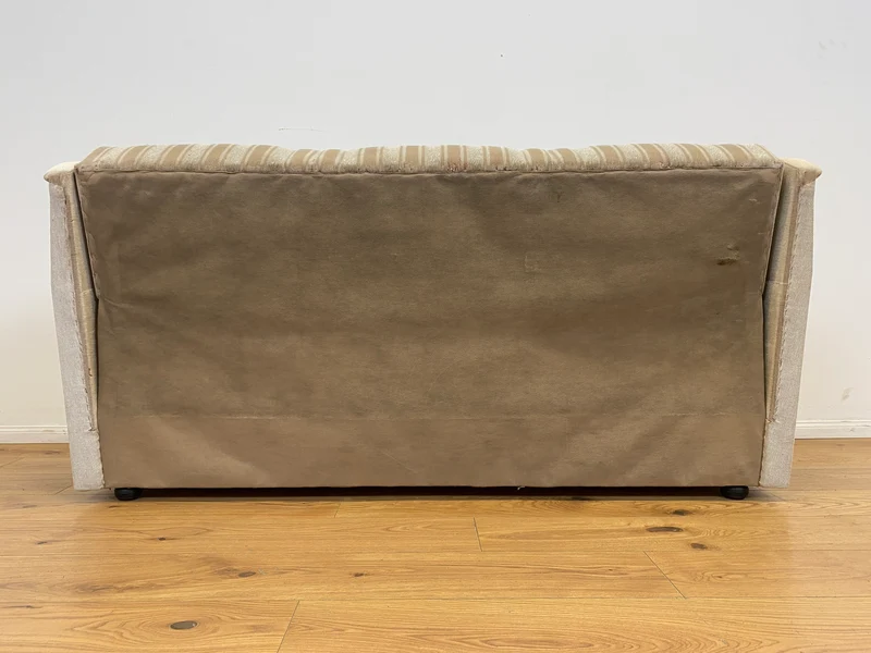 WMK # Gemütliches und gut erhaltenes 70er Jahre Sofa mit Schlaffunktion, Bettwäschefach, bequemen Federkern und grau beigem Originalbezug