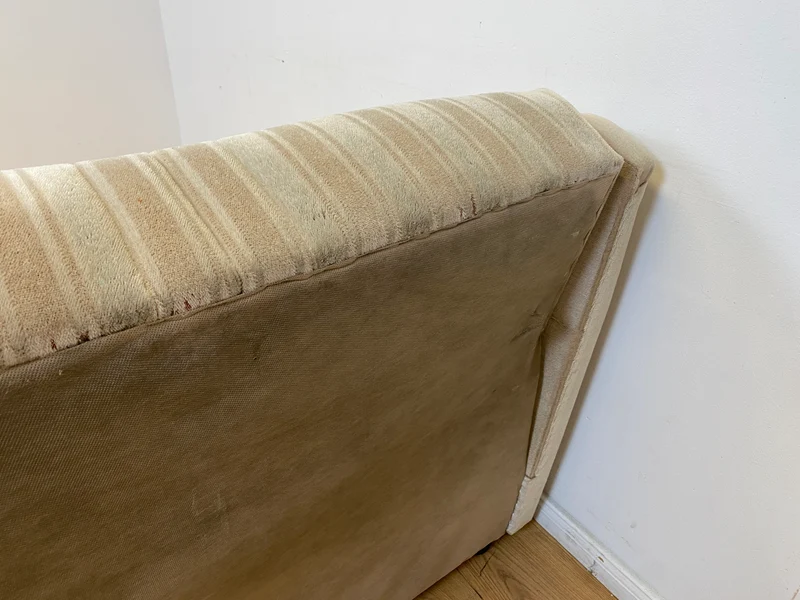 WMK # Gemütliches und gut erhaltenes 70er Jahre Sofa mit Schlaffunktion, Bettwäschefach, bequemen Federkern und grau beigem Originalbezug