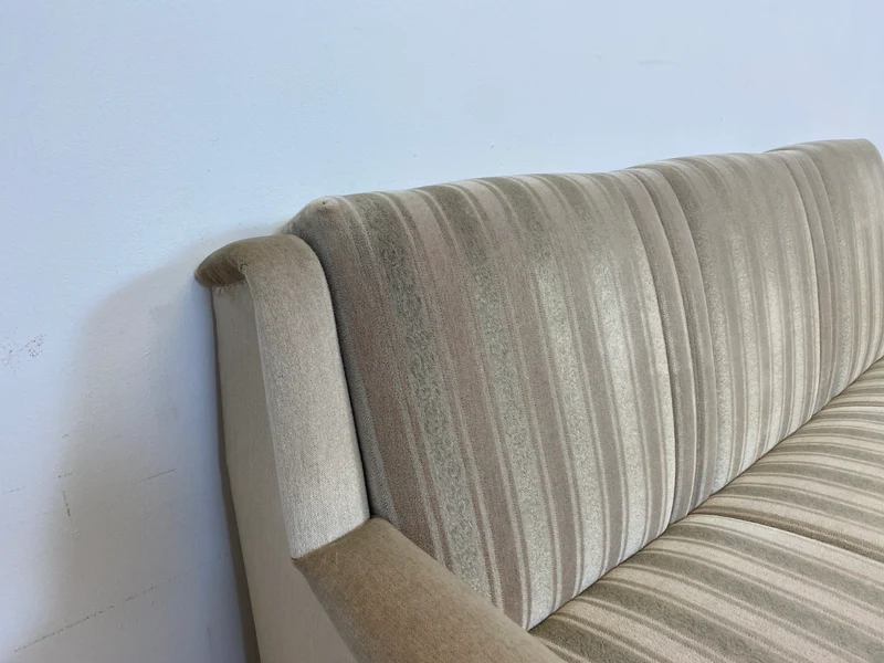 WMK # Gemütliches und gut erhaltenes 70er Jahre Sofa mit Schlaffunktion, Bettwäschefach, bequemen Federkern und grau beigem Originalbezug