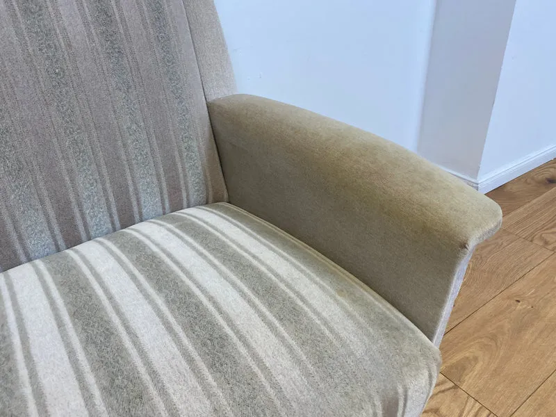 WMK # Gemütliches und gut erhaltenes 70er Jahre Sofa mit Schlaffunktion, Bettwäschefach, bequemen Federkern und grau beigem Originalbezug