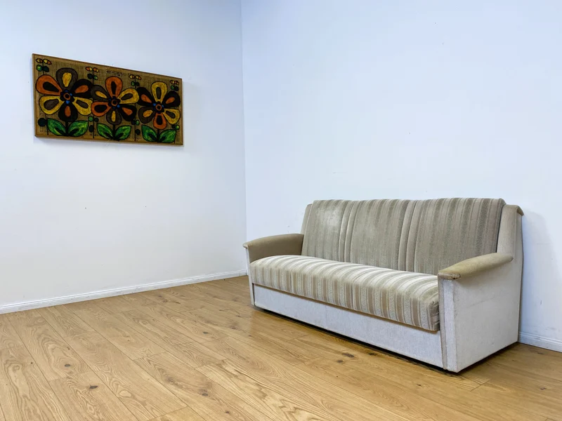 WMK # Gemütliches und gut erhaltenes 70er Jahre Sofa mit Schlaffunktion, Bettwäschefach, bequemen Federkern und grau beigem Originalbezug