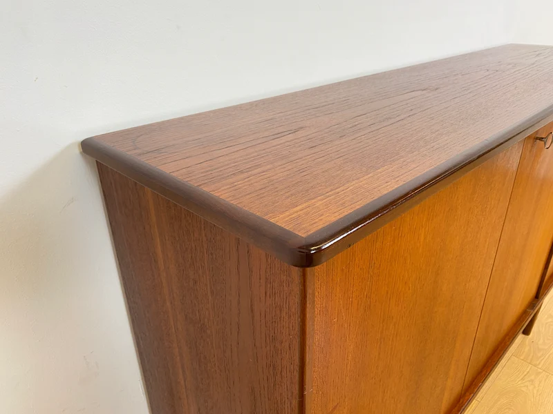WMK # Skandinavisches Mid-Century Designer Highboard "Roseto" by Svante Skogh for Abra, Vollholz in Teak, mit Schubladen & Bar