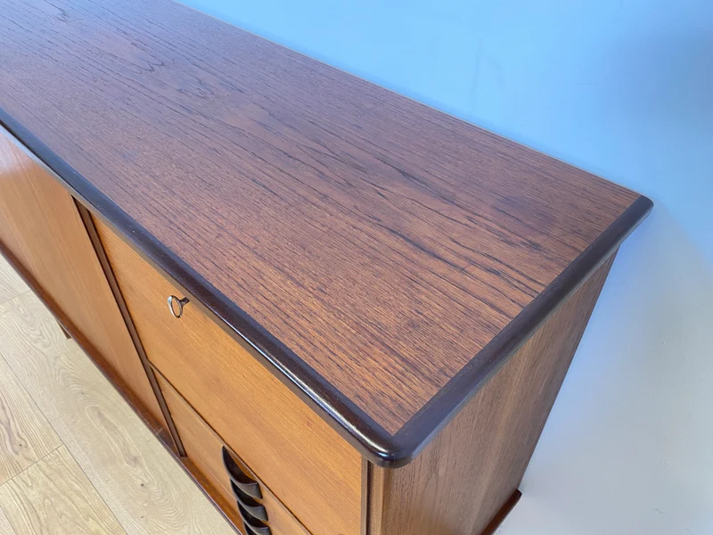 WMK # Skandinavisches Mid-Century Designer Highboard "Roseto" by Svante Skogh for Abra, Vollholz in Teak, mit Schubladen & Bar