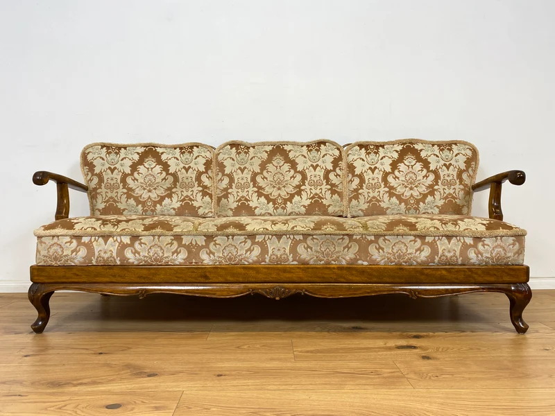 WMK Wunderschönes und gut erhaltenes 60er Jahre Chippendale Sofa mit feinem Brokat Bezug und Wiener Geflecht an der Rückseite