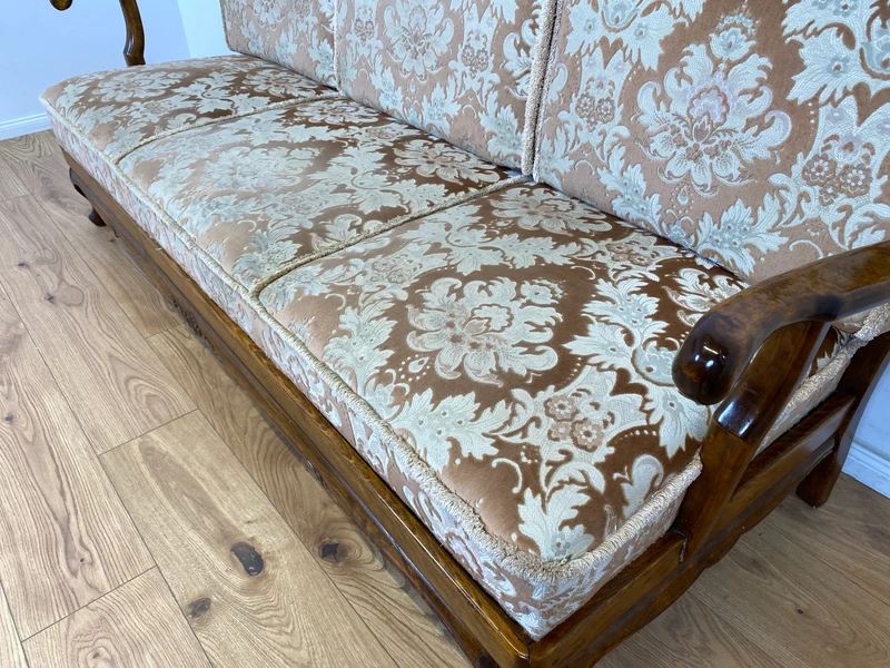 WMK Wunderschönes und gut erhaltenes 60er Jahre Chippendale Sofa mit feinem Brokat Bezug und Wiener Geflecht an der Rückseite