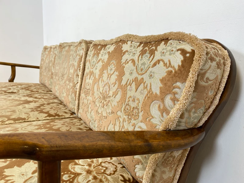 WMK Wunderschönes und gut erhaltenes 60er Jahre Chippendale Sofa mit feinem Brokat Bezug und Wiener Geflecht an der Rückseite