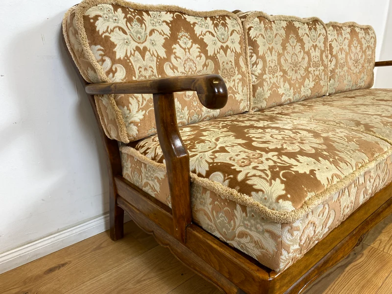 WMK Wunderschönes und gut erhaltenes 60er Jahre Chippendale Sofa mit feinem Brokat Bezug und Wiener Geflecht an der Rückseite