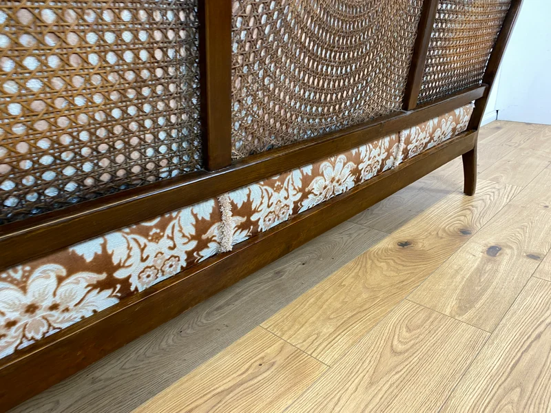 WMK Wunderschönes und gut erhaltenes 60er Jahre Chippendale Sofa mit feinem Brokat Bezug und Wiener Geflecht an der Rückseite