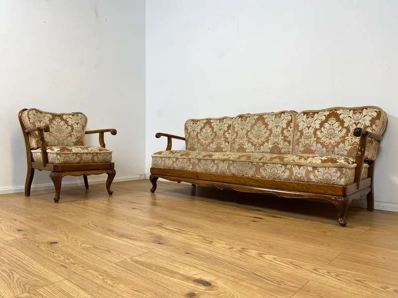 WMK Wunderschönes und gut erhaltenes 60er Jahre Chippendale Sofa mit feinem Brokat Bezug und Wiener Geflecht an der Rückseite