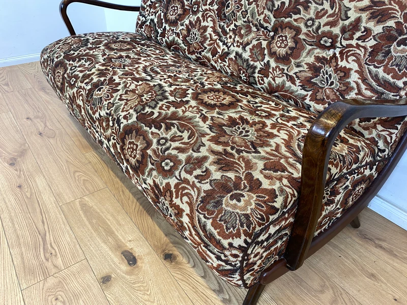 WMK Besonders schönes und sehr gut erhaltenes 1930er Jahre Art Deco Sofa , freistellend, mit floralem Originalbezug & bequemen Federkernsitz
