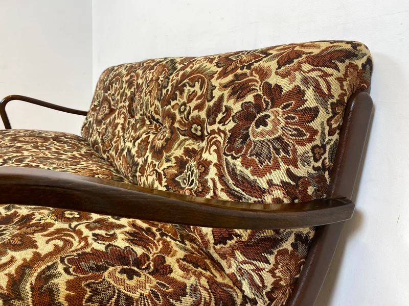 WMK Besonders schönes und sehr gut erhaltenes 1930er Jahre Art Deco Sofa , freistellend, mit floralem Originalbezug & bequemen Federkernsitz