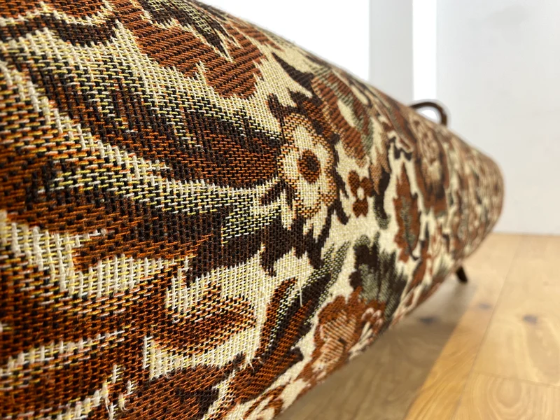 WMK Besonders schönes und sehr gut erhaltenes 1930er Jahre Art Deco Sofa , freistellend, mit floralem Originalbezug & bequemen Federkernsitz