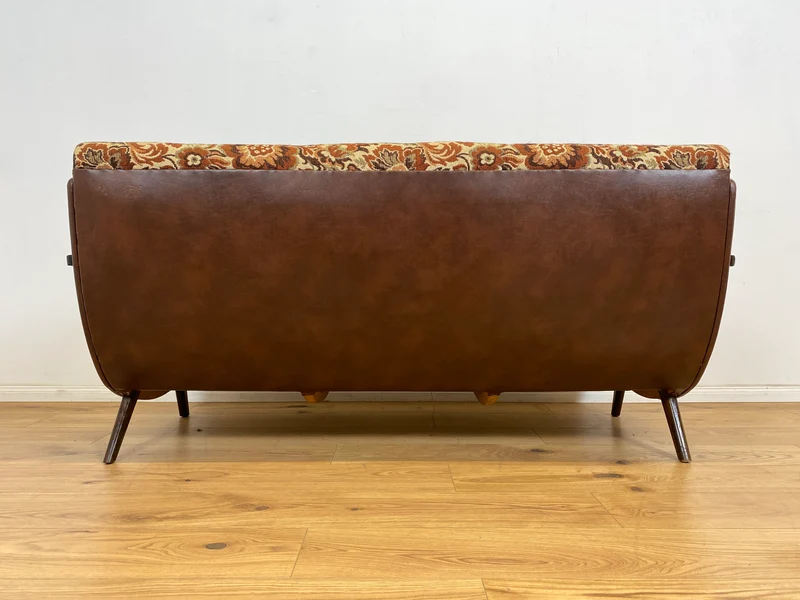 WMK Besonders schönes und sehr gut erhaltenes 1930er Jahre Art Deco Sofa , freistellend, mit floralem Originalbezug & bequemen Federkernsitz