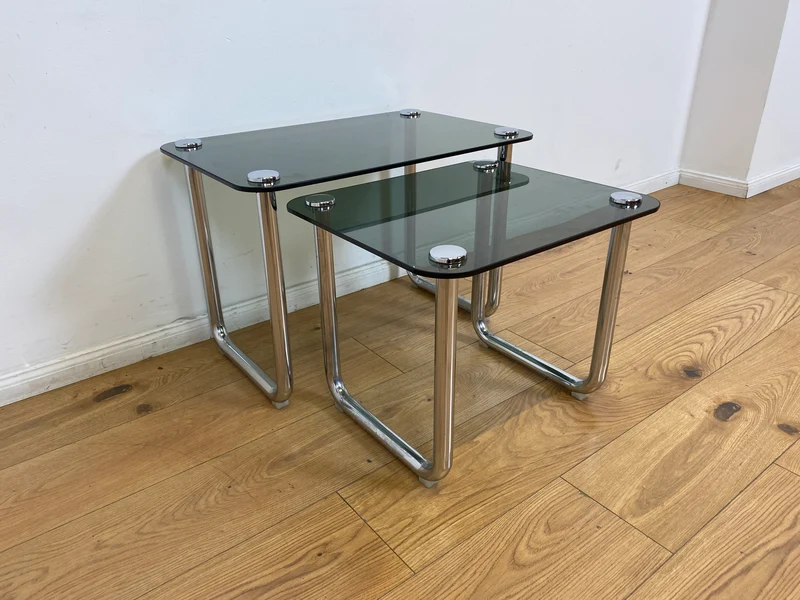 WMK # Formschöner und sehr gut erhaltener ital. Space Age 2-in-1 Satztisch aus Chrom mit stilvollem Rauchglas, um 1970