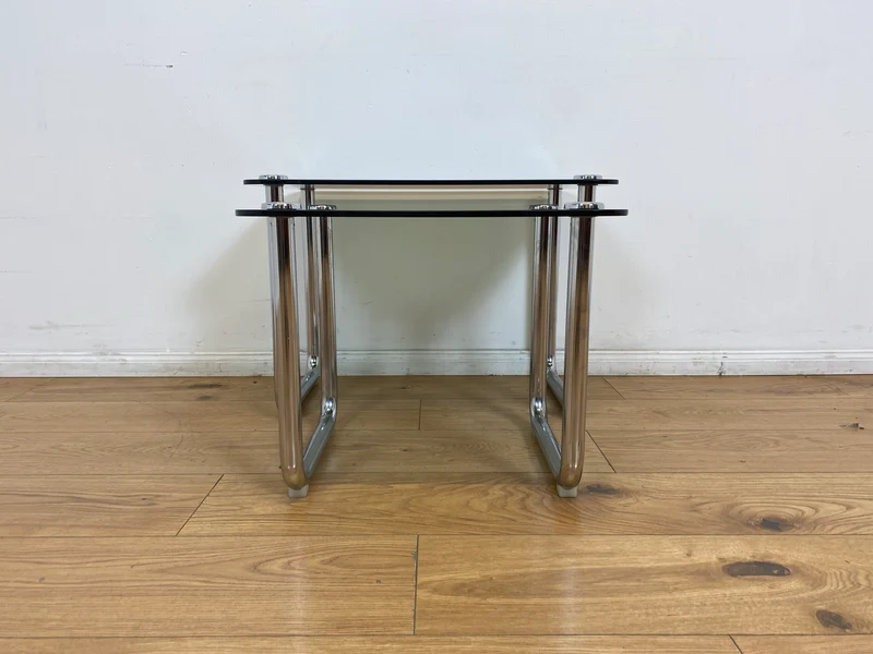 WMK # Formschöner und sehr gut erhaltener ital. Space Age 2-in-1 Satztisch aus Chrom mit stilvollem Rauchglas, um 1970