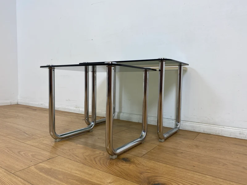 WMK # Formschöner und sehr gut erhaltener ital. Space Age 2-in-1 Satztisch aus Chrom mit stilvollem Rauchglas, um 1970