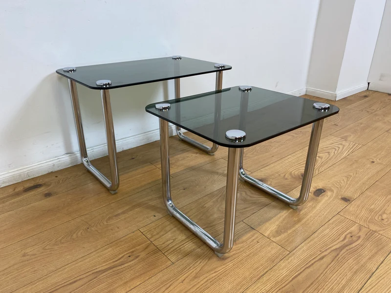 WMK # Formschöner und sehr gut erhaltener ital. Space Age 2-in-1 Satztisch aus Chrom mit stilvollem Rauchglas, um 1970