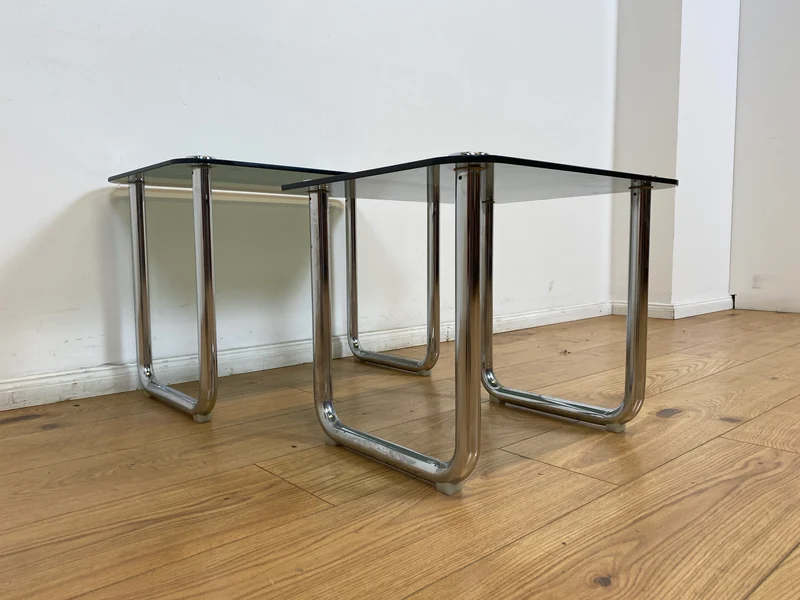 WMK # Formschöner und sehr gut erhaltener ital. Space Age 2-in-1 Satztisch aus Chrom mit stilvollem Rauchglas, um 1970