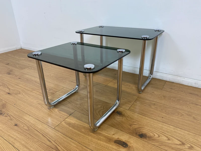 WMK # Formschöner und sehr gut erhaltener ital. Space Age 2-in-1 Satztisch aus Chrom mit stilvollem Rauchglas, um 1970