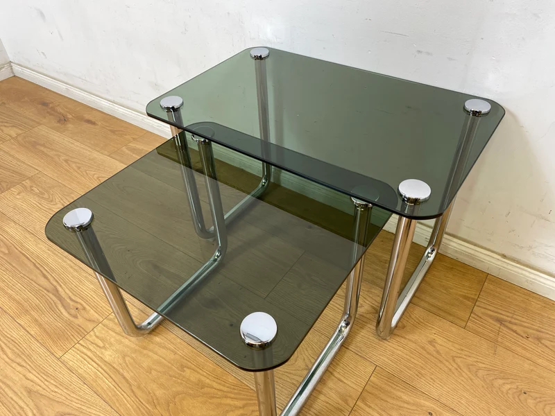 WMK # Formschöner und sehr gut erhaltener ital. Space Age 2-in-1 Satztisch aus Chrom mit stilvollem Rauchglas, um 1970