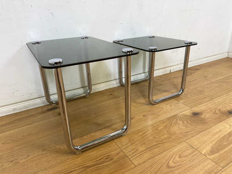 WMK # Formschöner und sehr gut erhaltener ital. Space Age 2-in-1 Satztisch aus Chrom mit stilvollem Rauchglas, um 1970