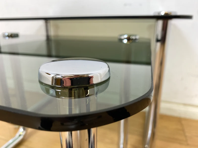 WMK # Formschöner und sehr gut erhaltener ital. Space Age 2-in-1 Satztisch aus Chrom mit stilvollem Rauchglas, um 1970