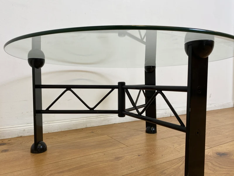 WMK # Stilvoller und sehr gut erhaltener Designer Couchtisch von Klöber aus 1996 mit runder Glasplatte 80cm auf schwarzem Metallgestell