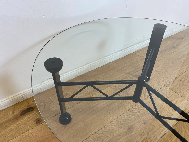 WMK # Stilvoller und sehr gut erhaltener Designer Couchtisch von Klöber aus 1996 mit runder Glasplatte 80cm auf schwarzem Metallgestell