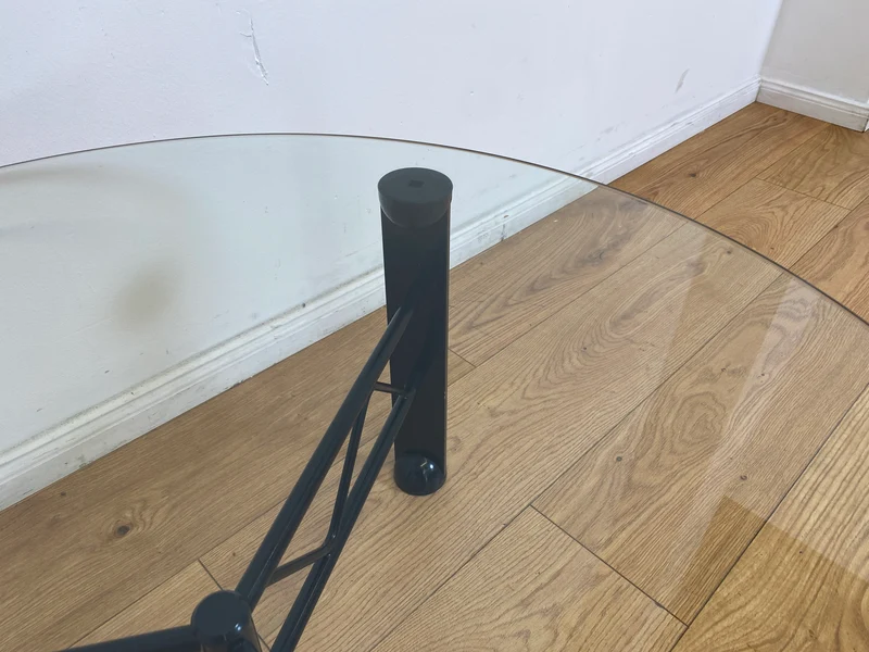 WMK # Stilvoller und sehr gut erhaltener Designer Couchtisch von Klöber aus 1996 mit runder Glasplatte 80cm auf schwarzem Metallgestell