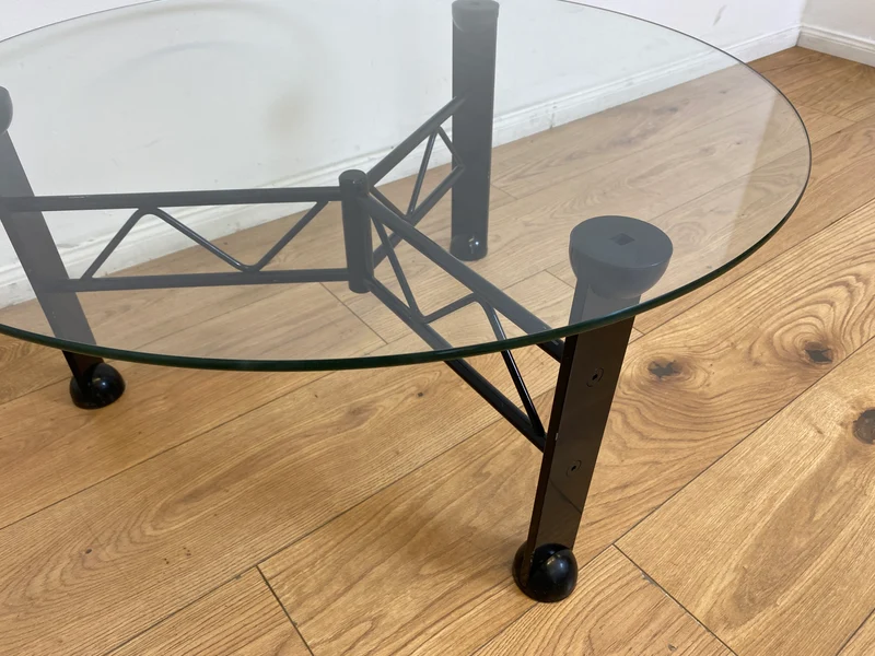WMK # Stilvoller und sehr gut erhaltener Designer Couchtisch von Klöber aus 1996 mit runder Glasplatte 80cm auf schwarzem Metallgestell