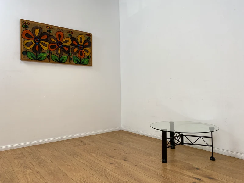 WMK # Stilvoller und sehr gut erhaltener Designer Couchtisch von Klöber aus 1996 mit runder Glasplatte 80cm auf schwarzem Metallgestell