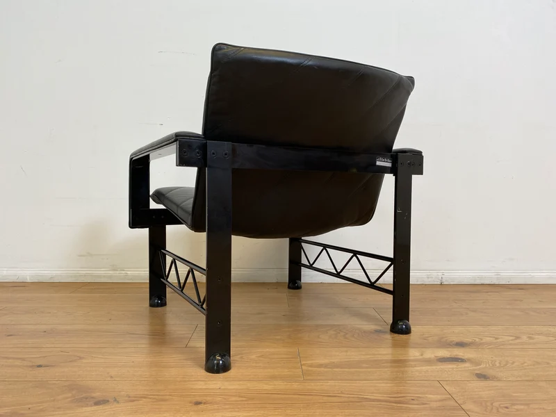WMK # Stilvoller & hochwertiger Designersessel von Klöber aus 1996 mit Kunstleder Bezug auf schwarzem Metallrahmen