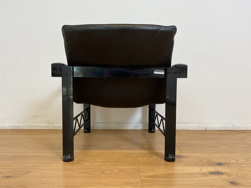 WMK # Stilvoller & hochwertiger Designersessel von Klöber aus 1996 mit Kunstleder Bezug auf schwarzem Metallrahmen