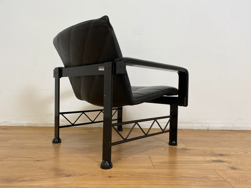 WMK # Stilvoller & hochwertiger Designersessel von Klöber aus 1996 mit Kunstleder Bezug auf schwarzem Metallrahmen